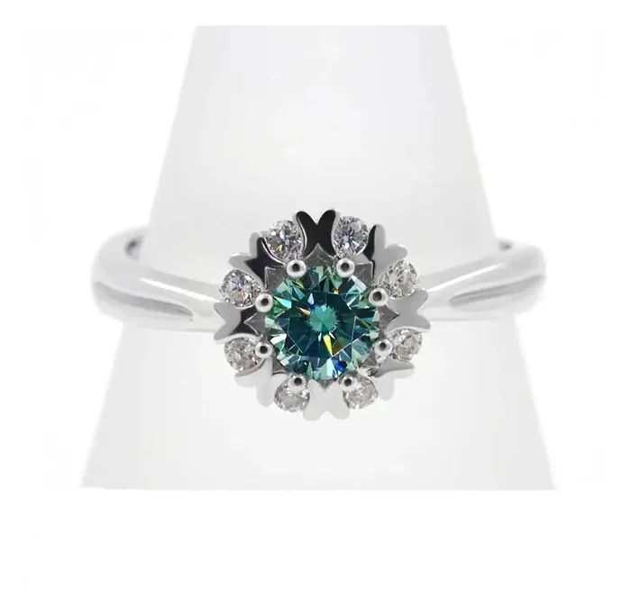 Luxus Moissanite Rings Jewelry Rings Platinum Plated Silver Halo Moissanite Ring Green 045ct Stone Trending Styles Engagement Rings